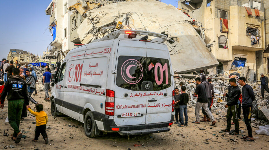 Palestinians and Red Crescent workers recover bodies from the rubble of a house following an Israeli airstrike. Photo: Abed Rahim Khatib/Flash90