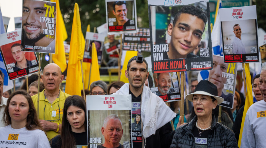 Relatives of Israelis held hostage by Hamas in Gaza protest with supporters in front of the Israeli Prime Minister's residence in Jerusalem on April 7, 2025, demanding their release. Photo: Yonatan Sindel/Flash90