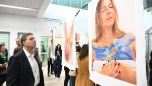 Modi'in Mayor Haim Bibas in front of the painting of Sharon Nimri at the opening of the exhibition. Credit: Courtesy of Modi'in Municipality.