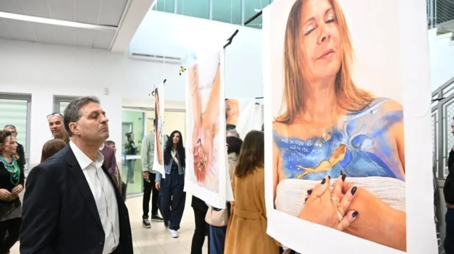 Modi'in Mayor Haim Bibas in front of the painting of Sharon Nimri at the opening of the exhibition. Credit: Courtesy of Modi'in Municipality.