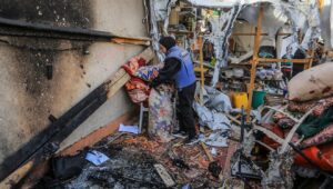 Palestinians at the site of an Israeli airstrike in Khan Yunis, in the southern Gaza Strip, on April 7, 2025. Photo by Abed Rahim Khatib/Flash90.