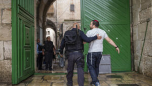 Illustration. Police arrest activists advocating Jewish worship atop Jerusalem's Temple Mount. Photo by Corina Kern/Flash90