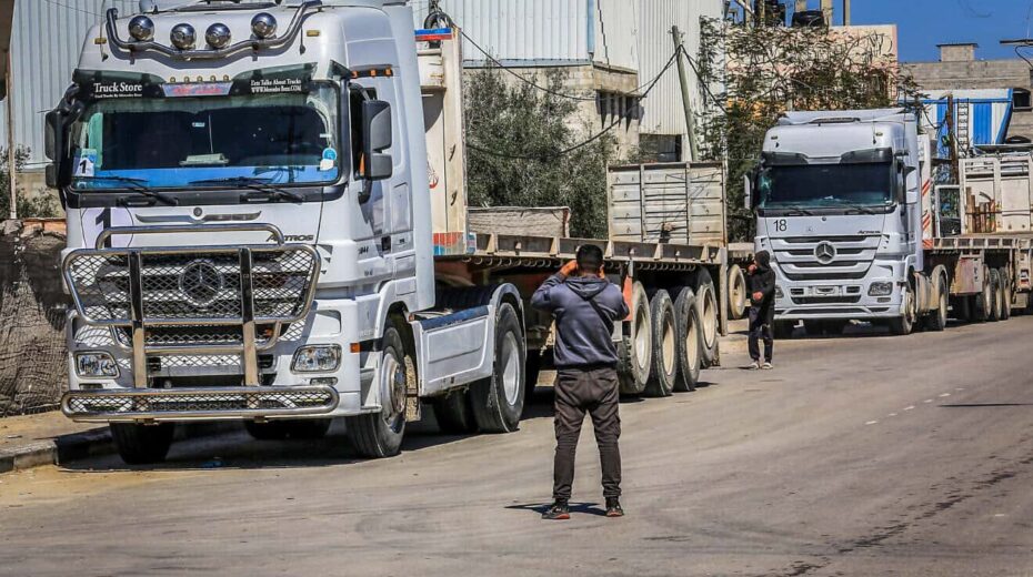Palestinian trucks parked near the Kerem Shalom Crossing in the southern Gaza Strip after Israel stopped aid deliveries on March 2, 2025. Photo by Abed Rahim Khatib/Flash90.