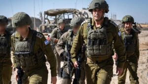 IDF Chief of Staff Gen. Eyal Zamir (right) with his troops in the Gaza Strip. Photo: IDF