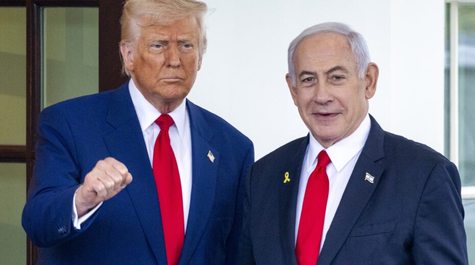 US President Donald Trump welcomes Israeli Prime Minister Benjamin Netanyahu upon his arrival for a meeting in the West Wing of the White House in Washington, DC, April 7, 2025. Photo: EPA-EFE/SHAWN THEW