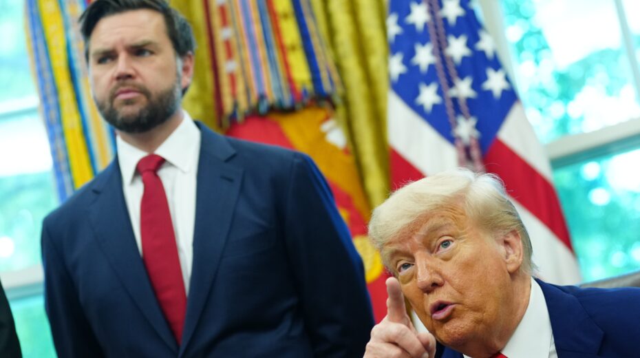 US Vice President JD Vance (left) and US President Donald Trump (right) in the Oval Office of the White House in Washington, D.C., USA, on May 8, 2025. Photo: EPA-EFE/BONNIE CASH / POOL