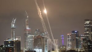 Israeli air defense systems intercept ballistic missiles fired from Iran over the city of Tel Aviv, Israel, on June 15, 2025. Photo: EPA-EFE/ATEF SAFADI