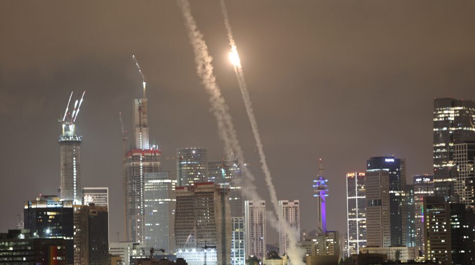 Israeli air defense systems intercept ballistic missiles fired from Iran over the city of Tel Aviv, Israel, on June 15, 2025. Photo: EPA-EFE/ATEF SAFADI