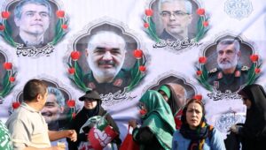 Iranians stand in front of a billboard depicting five killed high-ranking Iranian regime officials: Chief of General Staff Mohammad Bagheri, IRGC Commander Hossein Salami, Air Force Chief Amir Ali Hajizadeh, and nuclear scientists Fereidun Abbasi and Mohammad Mehdi Tehranchi. Photo: EPA-EFE/Abedin Taherkenareh.
