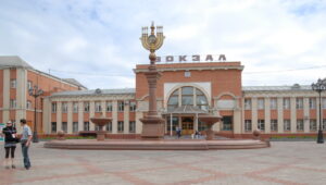 Train station forecourt with menorah in Birobidzhan. To this day, numerous Jewish symbols in the city bear witness to this former project. Photo: Zightsev, CC BY-SA 4.0, via Wikimedia Commons