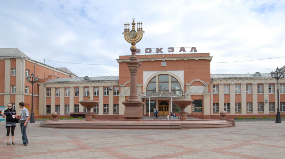 Train station forecourt with menorah in Birobidzhan. To this day, numerous Jewish symbols in the city bear witness to this former project. Photo: Zightsev, CC BY-SA 4.0, via Wikimedia Commons