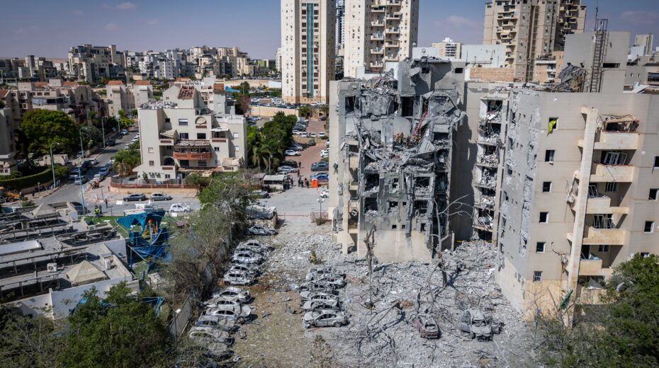 A scene of destruction: A ballistic missile fired from Iran struck Be'er Sheva in southern Israel on June 24, 2025, causing extensive damage. Photo: Yonatan Sindel/Flash90