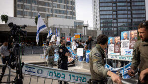 Protest for and against Israeli Prime Minister Benjamin Netanyahu in front of the Tel Aviv District Court before the start of his testimony in his trial on December 10, 2024. Photo: Miriam Alster/Flash90