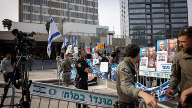 Protest for and against Israeli Prime Minister Benjamin Netanyahu in front of the Tel Aviv District Court before the start of his testimony in his trial on December 10, 2024. Photo: Miriam Alster/Flash90