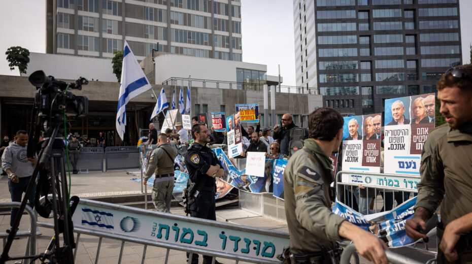 Protest for and against Israeli Prime Minister Benjamin Netanyahu in front of the Tel Aviv District Court before the start of his testimony in his trial on December 10, 2024. Photo: Miriam Alster/Flash90