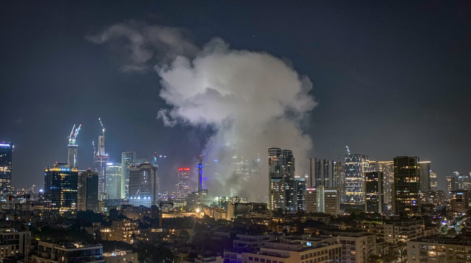 Tel Aviv, June 13, 2025: Ballistic missiles from Iran hit the city. Photo: Avshalom Sassoni/Flash90
