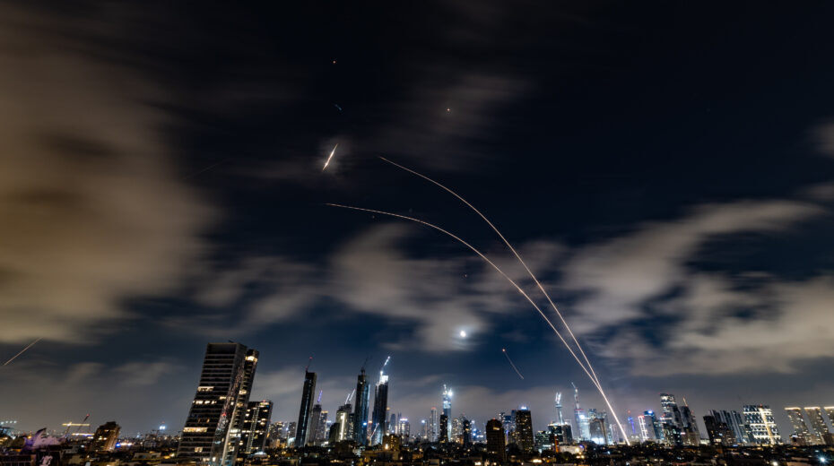 A missile defense system fires interceptor missiles when the missile alert was triggered, seen from Tel Aviv, June 18, 2025. Photo by Chaim Goldberg/Flash90