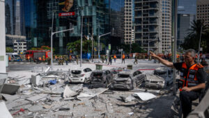 Israeli rescue forces at the site where an Iranian-fired ballistic missile struck and caused damage in Ramat Gan, June 19, 2025. Photo: Chaim Goldberg/Flash90
