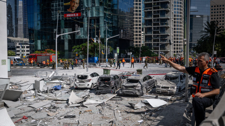 Israeli rescue forces at the site where an Iranian-fired ballistic missile struck and caused damage in Ramat Gan, June 19, 2025. Photo: Chaim Goldberg/Flash90