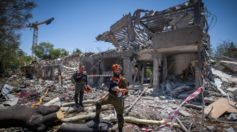 Israeli security and rescue forces at the site where an Iranian-fired ballistic missile struck and caused damage in Tel Aviv on June 22, 2025. Photo: Chaim Goldberg/Flash90