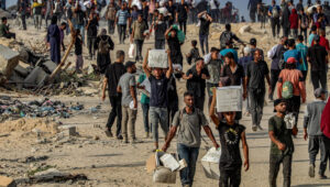 Palestinians gather at near the Zikim border crossing between Israel and Beit Lahia in the northern Gaza Strip, to access humanitarian aid entering through the Zikim crossing, June 23, 2025. Photo by Ali Hassan/Flash90
