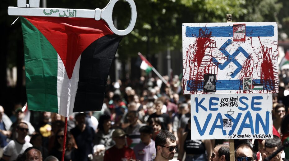 Pro-Palestinian demonstration in Pamplona, ​​Spain, May 2024. The placard reads "Nazi Zionists, get out and never come back." Photo: Jesus Diges/EPA-EFE