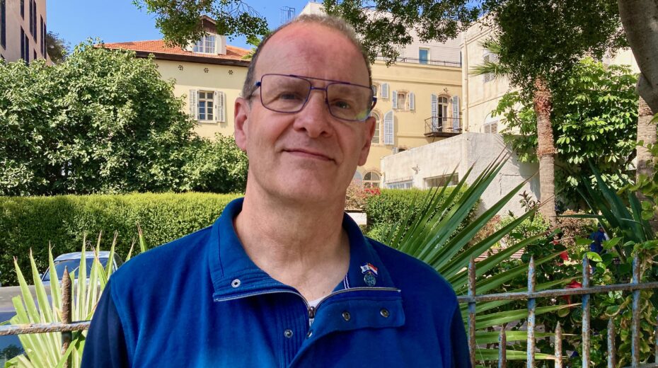 Wim Visser in Tel Aviv-Jaffa, American Colony, spring 2025. Photo: Moshe Gruenbauer.