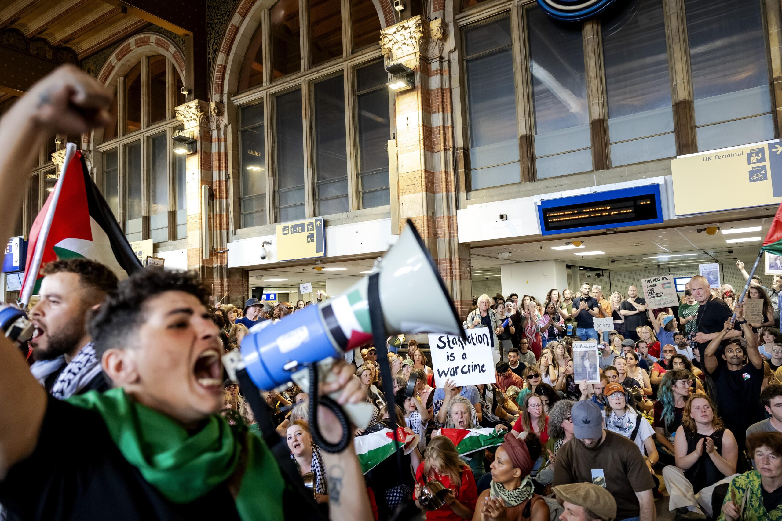 Rally against the war in Gaza and the resulting famine – Amsterdam Central Station, Netherlands, July 24, 2025. Photo: EPA/Robin van Lonkhuyzen