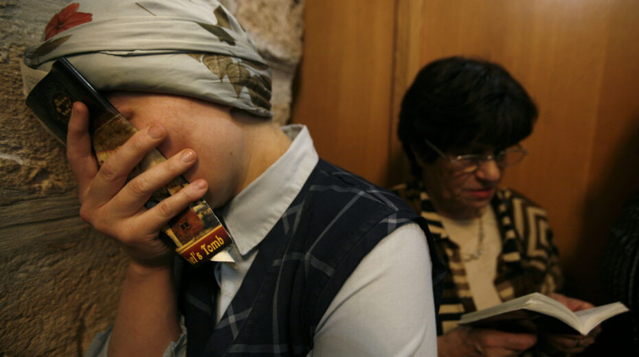 Jewish women pray at Rachel's tomb. Photo by Miriam Alster/Flash90