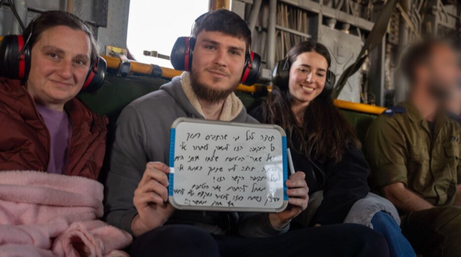 After his release, Alexander (Sasha) Troufanov reunites with his mother Yelena and his partner Sapir Cohen. | Photo: IDF