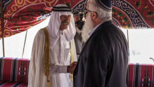 Sheikh Farid al-Jaabari, father of the Hebron clan leader now pushing for peace with Israel, meets with Jewish "settlers" in Judea in 2012. Photo by Noam Moskowitz/Flash90