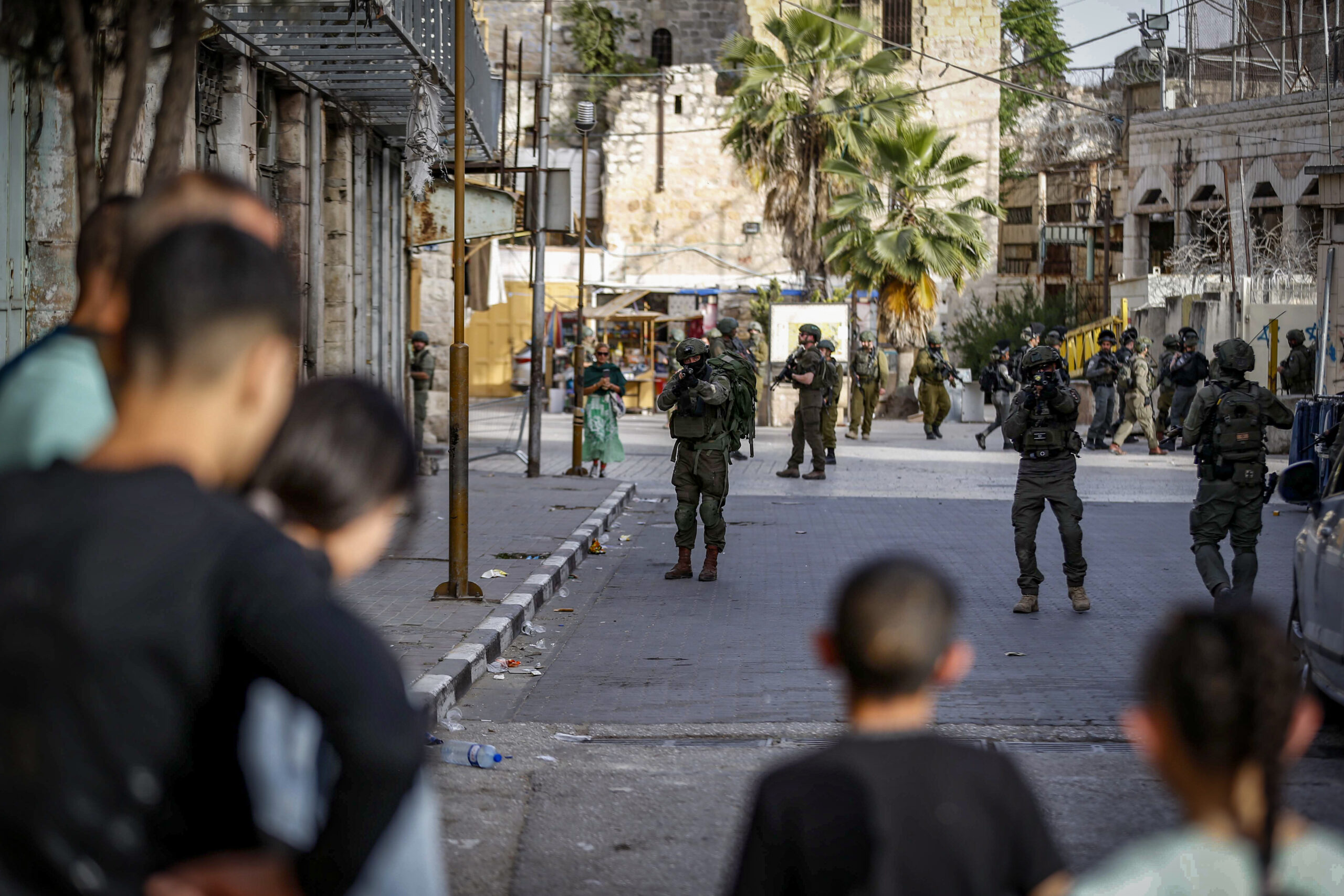 Israeli security forces guard Jews during a sightseeing tour in the city of Hebron, May 17, 2025. Photo: Wisam Hashlamoun/Flash90