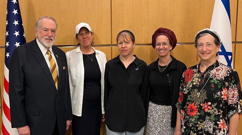 US Ambassador Mike Huckabee meets in Jerusalem with representatives of the Israeli grassroots organizations "Mothers of Combat Soldiers." Photo courtesy Mothers of Combat Soldiers / Imahot haLochamim