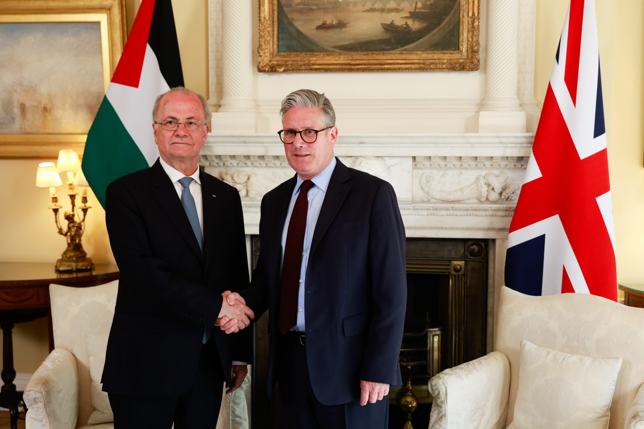 British Prime Minister Keir Starmer (right) welcomes Palestinian Prime Minister Mohammad Mustafa for a meeting in Downing Street in London, UK, on April 28, 2025. Photo: EPA/JASON ALDEN / POOL