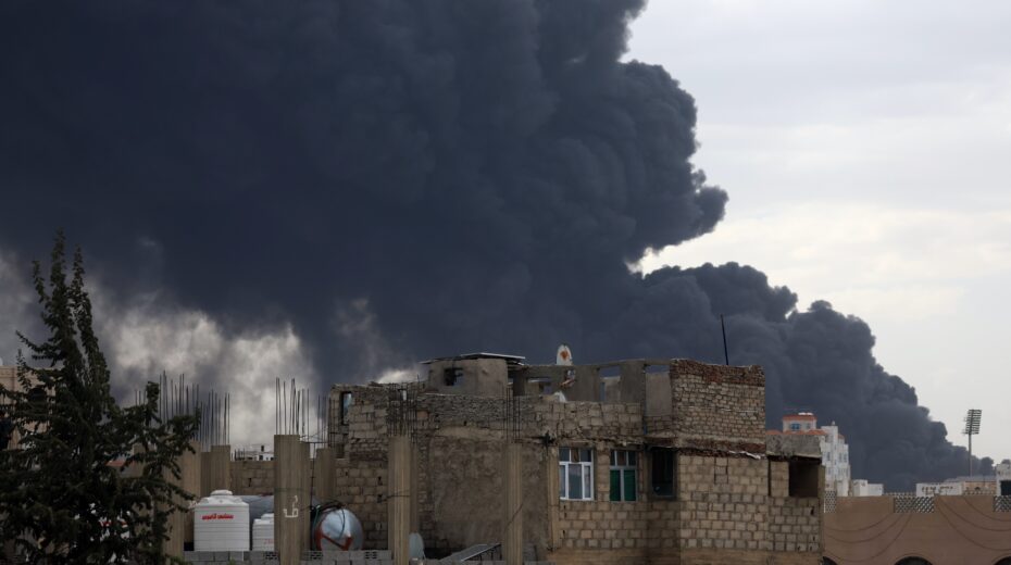 Clouds of smoke rise on the horizon after an Israeli airstrike on Sanaa, the Houthi-controlled capital of Yemen, on May 6, 2025. Photo: EPA-EFE/YAHYA ARHAB