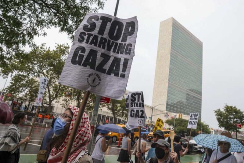 People protest near the United Nations headquarters, demanding the delivery of food to Gaza, in New York on July 25, 2025. Photo: EPA/SARAH YENESEL