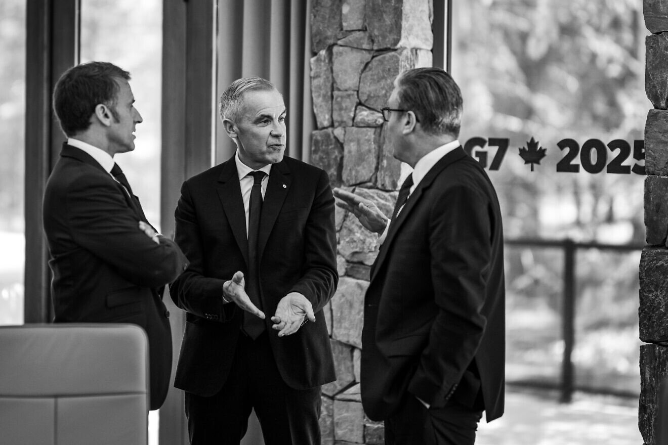 French President Emmanuel Macron, Canadian Prime Minister Mark Carney and British Prime Minister Keir Starmer talk at the G7 summit in Kananaskis, Alberta, Canada, June 16, 2025. Credit: Daniel Torok/White House.