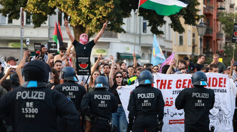 Berlin - Demonstration for Gaza. Photo: Clemens Bilan/EPA-EFE
