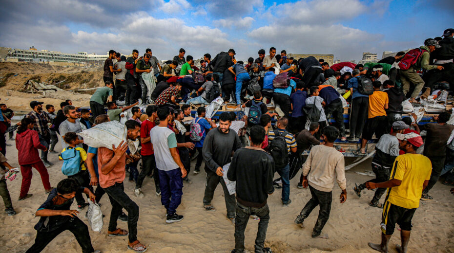 The chaos of aid deliveries often leads to tensions and conflicts. Photo: Ali Hassan/Flash90