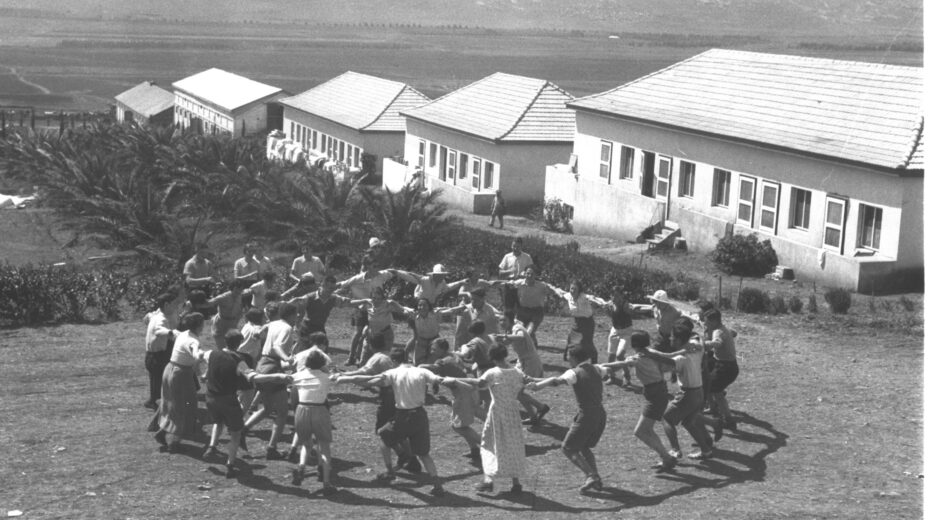 Jewish settlers who had just immigrated from Germany dance the Hora in the Promised Land (Kibbutz Ein Harod, 1936) | Photo: Public Domain