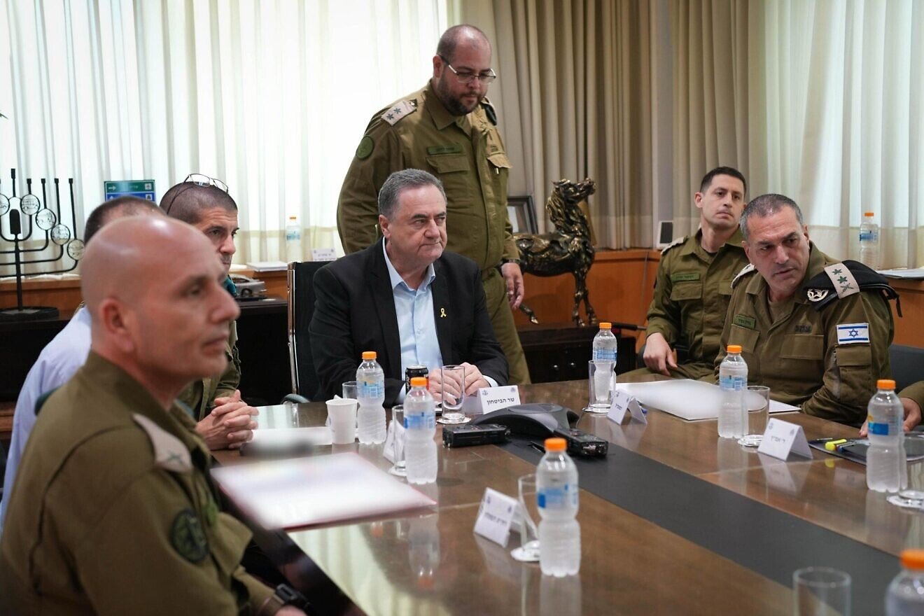 Israeli Defense Minister Israel Katz and IDF chief Eyal Zamir (R) discuss strikes on Yemen on August 28, 2025. Elad Malka/Defense Ministry.