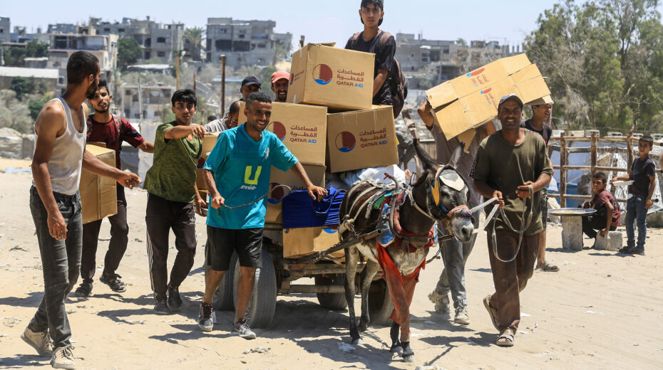 Palestinians carry humanitarian aid in Rafah in the southern Gaza Strip, July 31, 2025. Photo: Abed Rahim Khatib/Flash90