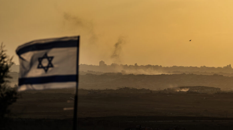 View from Israel of the Gaza Strip at sunset: Smoke rises over the ruins as the war enters a decisive phase. Symbolic image: Tsafrir Abayov/Flash90
