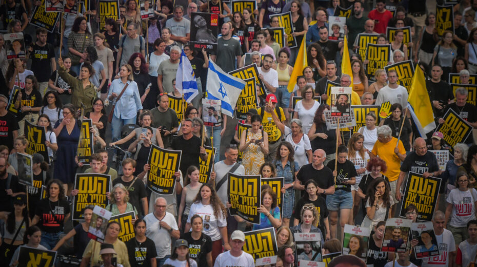Family members of hostages held in the Gaza Strip and their supporters protest outside the Ministry of Defense in Tel Aviv on August 6, 2025, demanding the release of the hostages. Photo: Avshalom Sassoni/Flash90