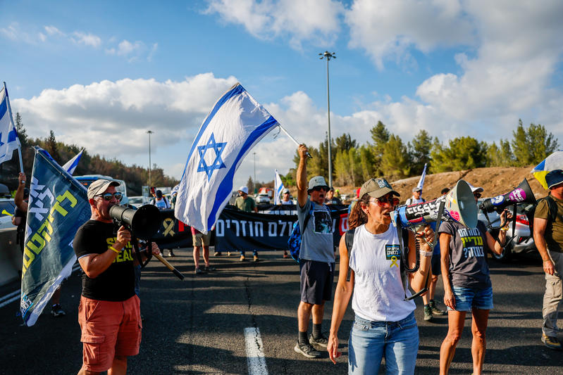 Israelis block road 1 near Latrun, while attending a protest calling for the release of the Israeli hostages held by Hamas in Gaza, August 17, 2025. Photo by Yonatan Sindel/Flash90