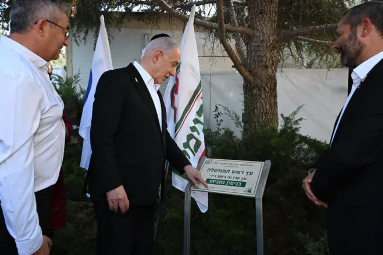Israeli Prime Minister Benjamin Netanyahu unveils a commemorative plaque alongside local leaders in Ofra, marking 25 years since planting a cedar tree and celebrating the community's 50th anniversary, Aug. 17, 2025. Photo by Haim Zach/GPO.