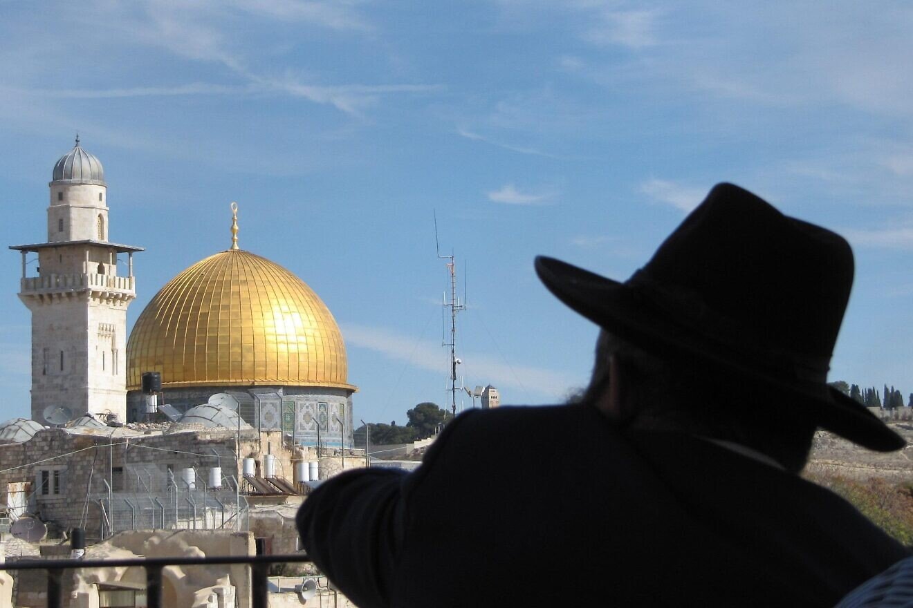 An Orthodox Jew overlooking the Dome of the Rock in Jerusalem. Credit: neufal54/Pixabay.