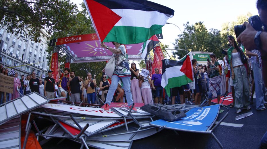 Protesters, some carrying Palestinian flags, disrupt cyclists on the Paseo del Prado during the 21st and final stage of the Vuelta a Espana cycling race in Madrid, Spain, on September 14, 2025. EPA/Rodrigo Jimenez