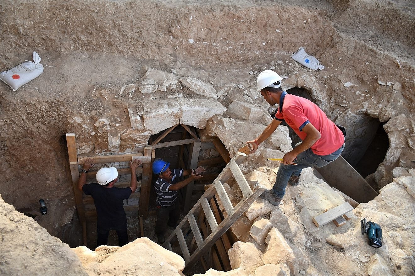 Workers at the rural estate uncovered in Rahat in southern Israel with the vaulted complex in the center. The estate is the first of its kind discovered in the Negev. Credit: Emil Aladjem/Israel Antiquities Authority.
