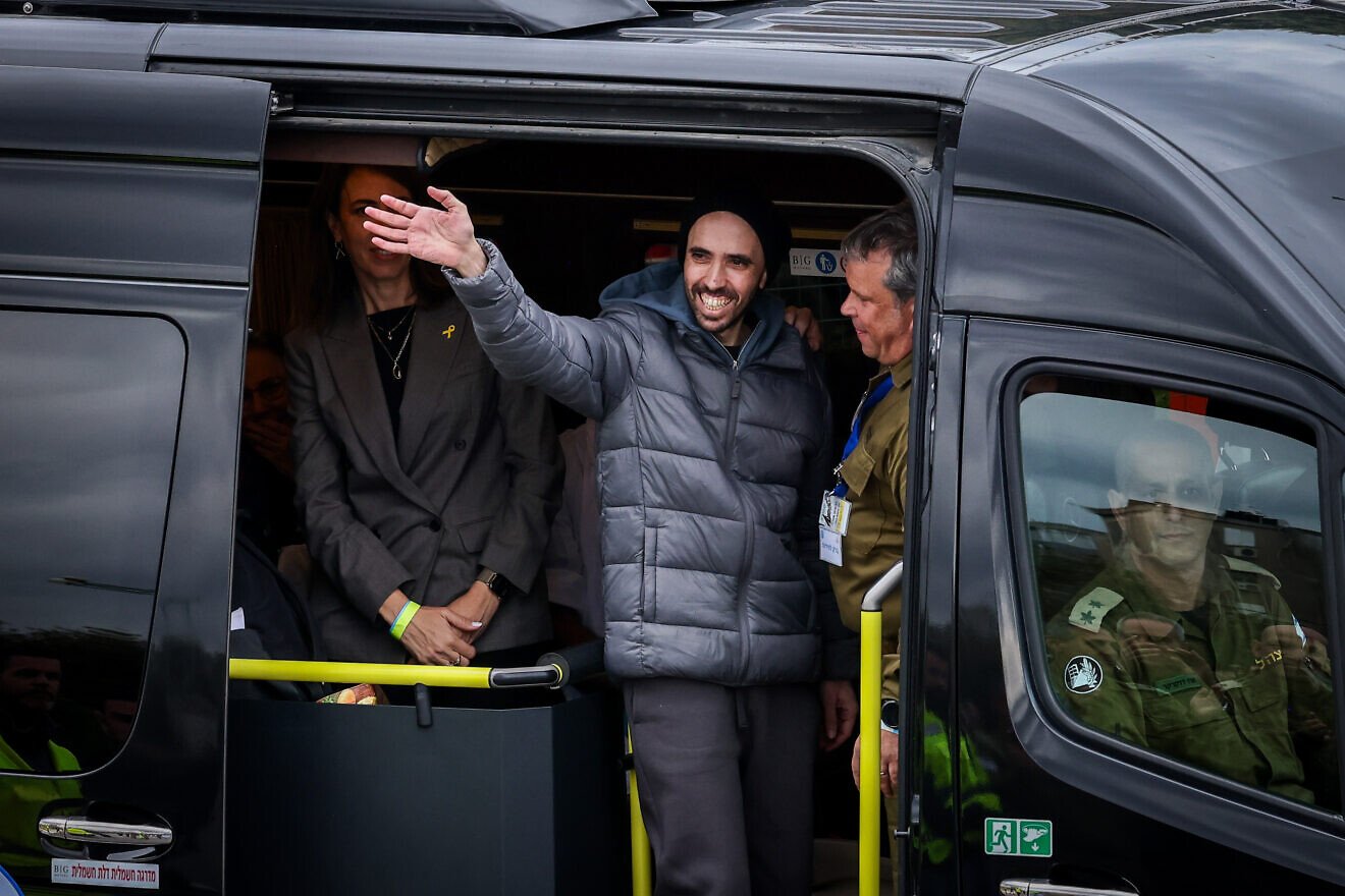 A military helicopter with released hostage Tal Shoham arrives at the Rabin Medical Center in Petah Tikvah, Feb. 22, 2025. Photo by Jamal Awad/Flash90.